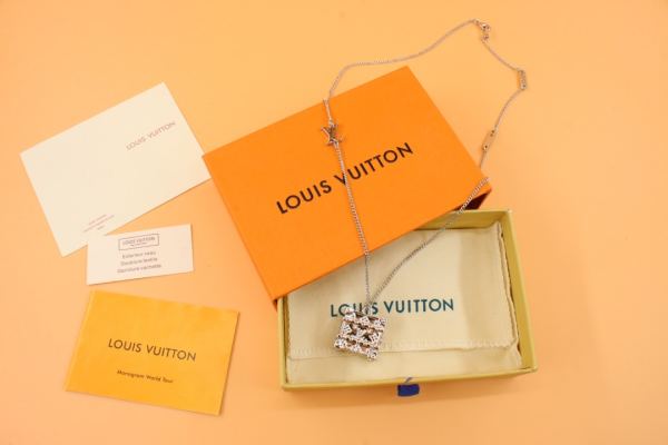 designer,replica,clothing,fake,1:1,lv,luxury,high quality 23/L* Necklace Case The Trunk Locket Necklace