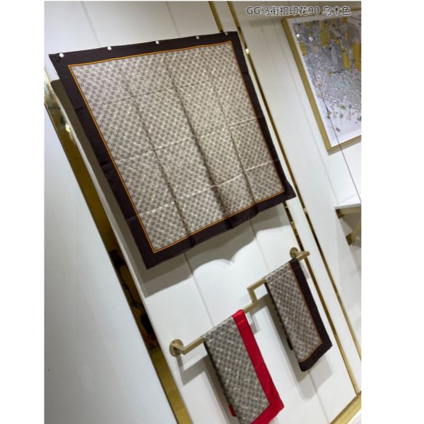 designer,replica,clothing,fake,1:1,lv,luxury,high quality Gucci GG horsebit printed silk square scarf