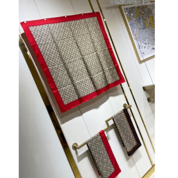 designer,replica,clothing,fake,1:1,lv,luxury,high quality Gucci GG horsebit printed silk square scarf