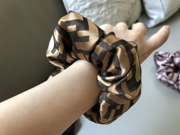 designer,replica,clothing,fake,1:1,lv,luxury,high quality 【1pcs 】Fendi’s new shiny satin hair tie