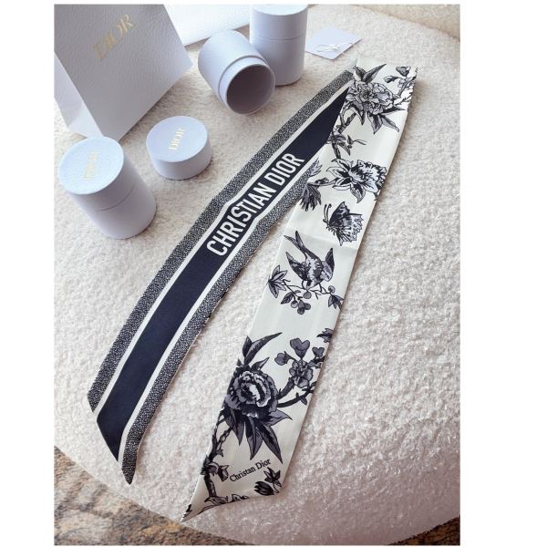 designer,replica,clothing,fake,1:1,lv,luxury,high quality 23/Dior Creates a Unique Yet Familiar Look