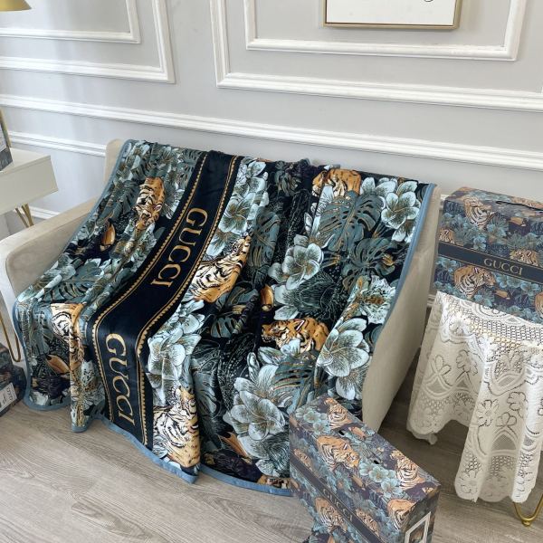 designer,replica,clothing,fake,1:1,lv,luxury,high quality Gucci new multifunctional blanket