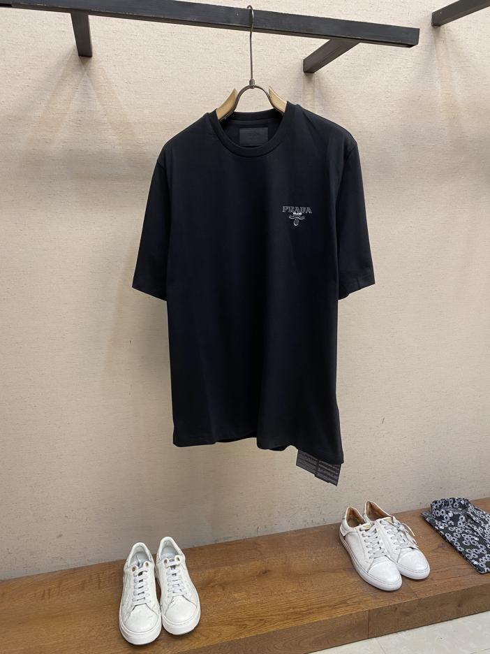 designer,replica,clothing,fake,1:1,lv,luxury,high quality Prada three-dimensional hot stamped logo round neck short-sleeved T-shirt designer,replica,clothing,fake,1:1,lv,luxury,high quality Prada three-dimensional hot stamped logo round neck short-sleeved T-shirt