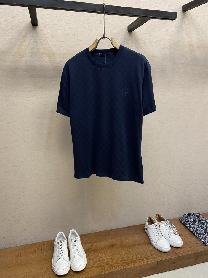 designer,replica,clothing,fake,1:1,lv,luxury,high quality LV’s new spring and summer checkerboard short-sleeved T-shirt with classic badge decoration on the sleeves designer,replica,clothing,fake,1:1,lv,luxury,high quality LV’s new spring and summer checkerboard short-sleeved T-shirt with classic badge decoration on the sleeves