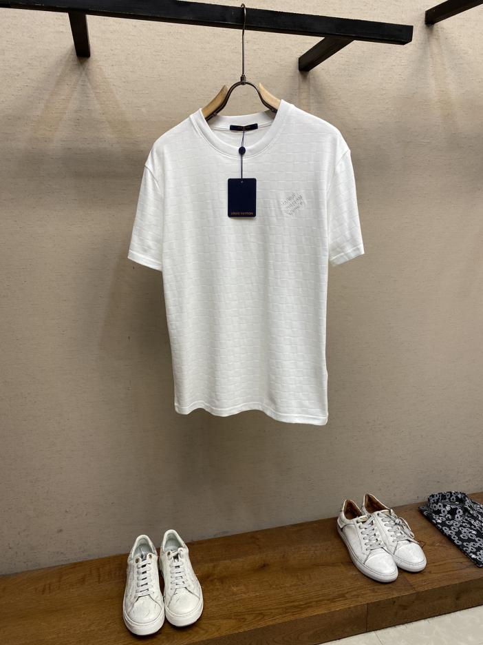 designer,replica,clothing,fake,1:1,lv,luxury,high quality LV’s new spring and summer checkerboard short-sleeved T-shirt with classic badge decoration on the sleeves designer,replica,clothing,fake,1:1,lv,luxury,high quality LV’s new spring and summer checkerboard short-sleeved T-shirt with classic badge decoration on the sleeves