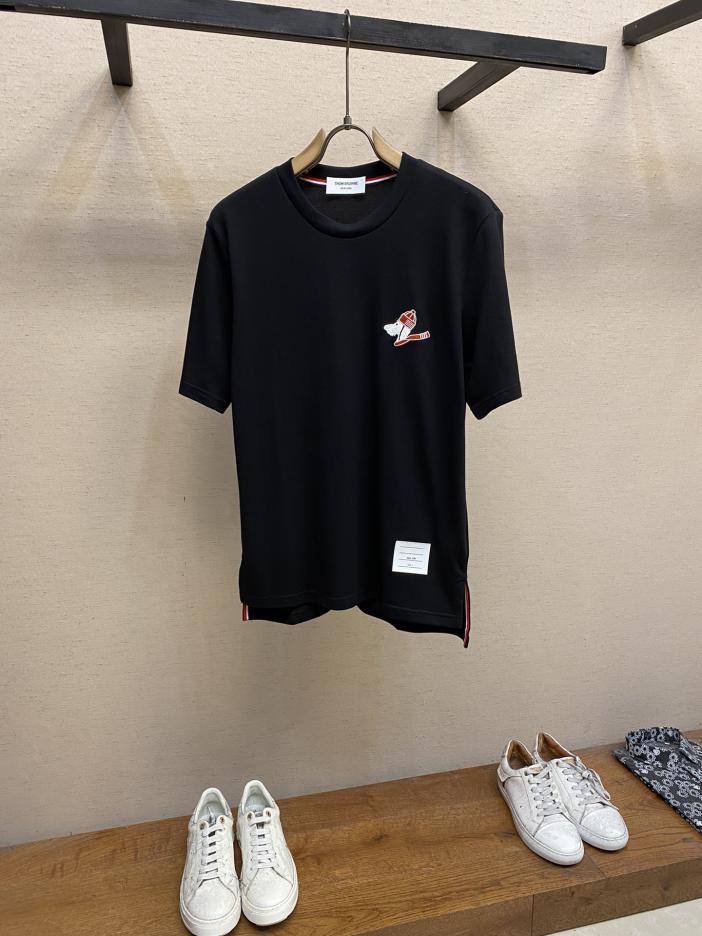 designer,replica,clothing,fake,1:1,lv,luxury,high quality Thom Browne 24 new spring and summer round neck short-sleeved T-shirt designer,replica,clothing,fake,1:1,lv,luxury,high quality Thom Browne 24 new spring and summer round neck short-sleeved T-shirt
