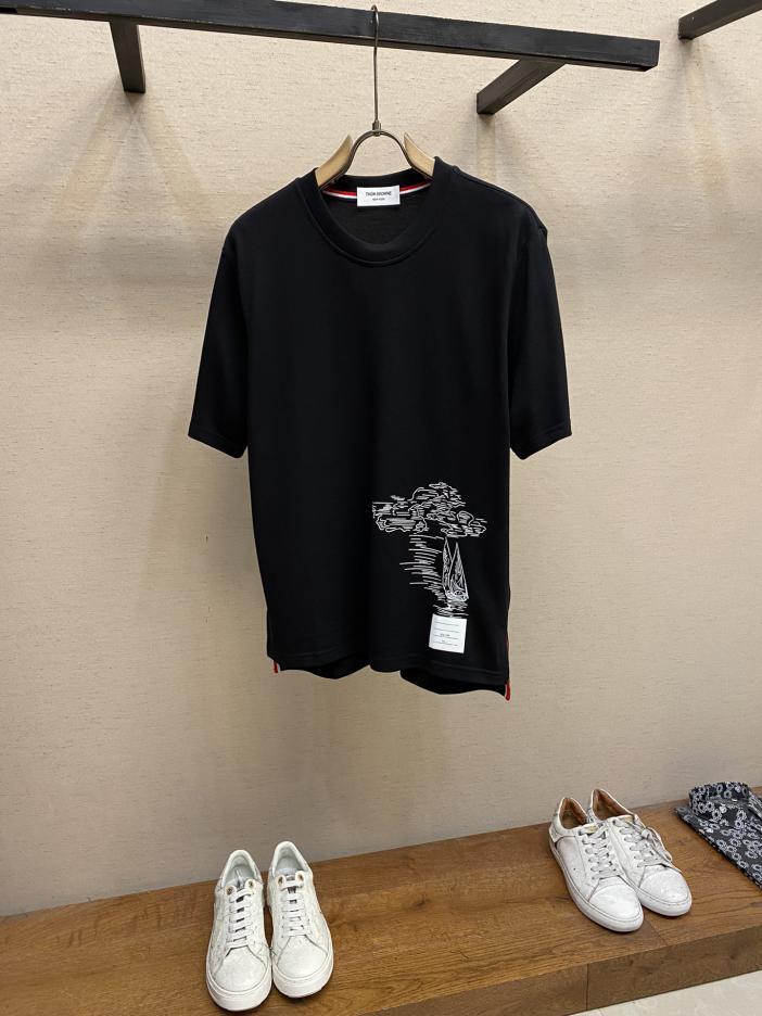 designer,replica,clothing,fake,1:1,lv,luxury,high quality Thom Browne 24 new spring and summer round neck short-sleeved T-shirt designer,replica,clothing,fake,1:1,lv,luxury,high quality Thom Browne 24 new spring and summer round neck short-sleeved T-shirt