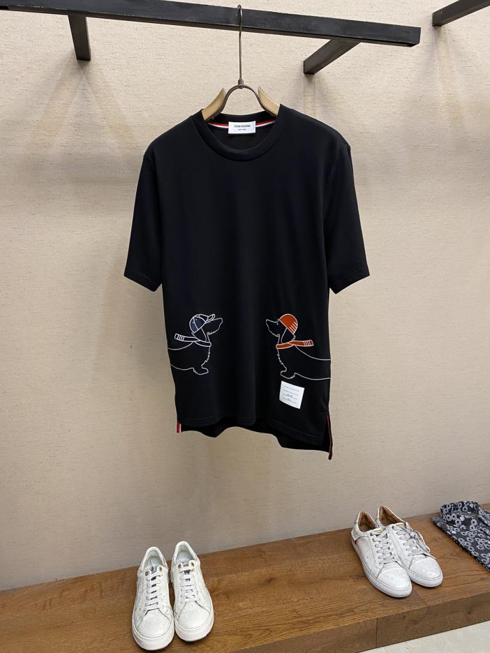 designer,replica,clothing,fake,1:1,lv,luxury,high quality Thom Browne 24 new spring and summer round neck short-sleeved T-shirt designer,replica,clothing,fake,1:1,lv,luxury,high quality Thom Browne 24 new spring and summer round neck short-sleeved T-shirt
