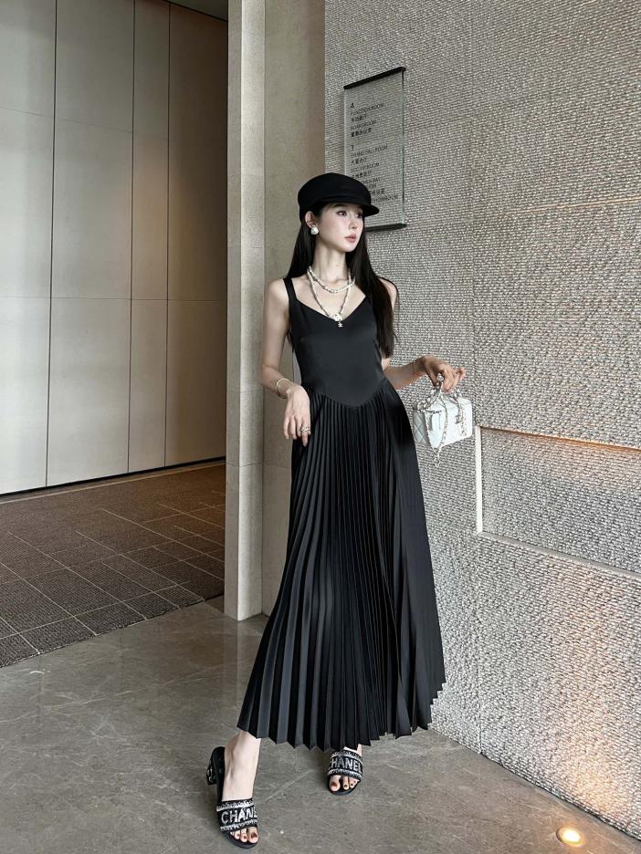 designer,replica,clothing,fake,1:1,lv,luxury,high quality chanel 24SS new spring and summer classic black V-neck suspender pleated dress designer,replica,clothing,fake,1:1,lv,luxury,high quality chanel 24SS new spring and summer classic black V-neck suspender pleated dress