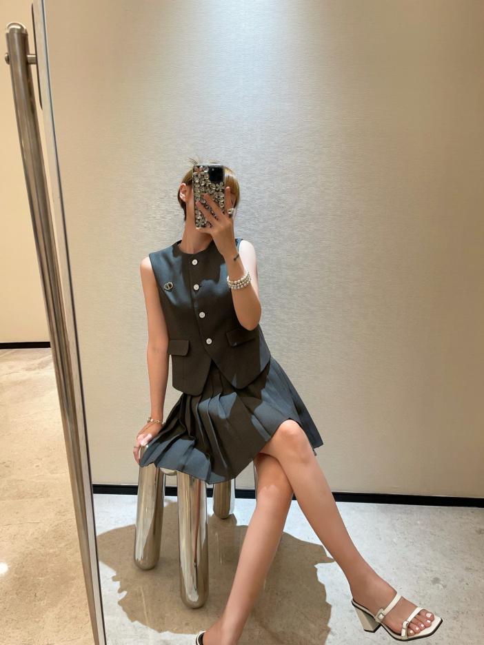 designer,replica,clothing,fake,1:1,lv,luxury,high quality DIOR 24SS spring and summer new little bee embroidered vest pleated skirt suit designer,replica,clothing,fake,1:1,lv,luxury,high quality DIOR 24SS spring and summer new little bee embroidered vest pleated skirt suit