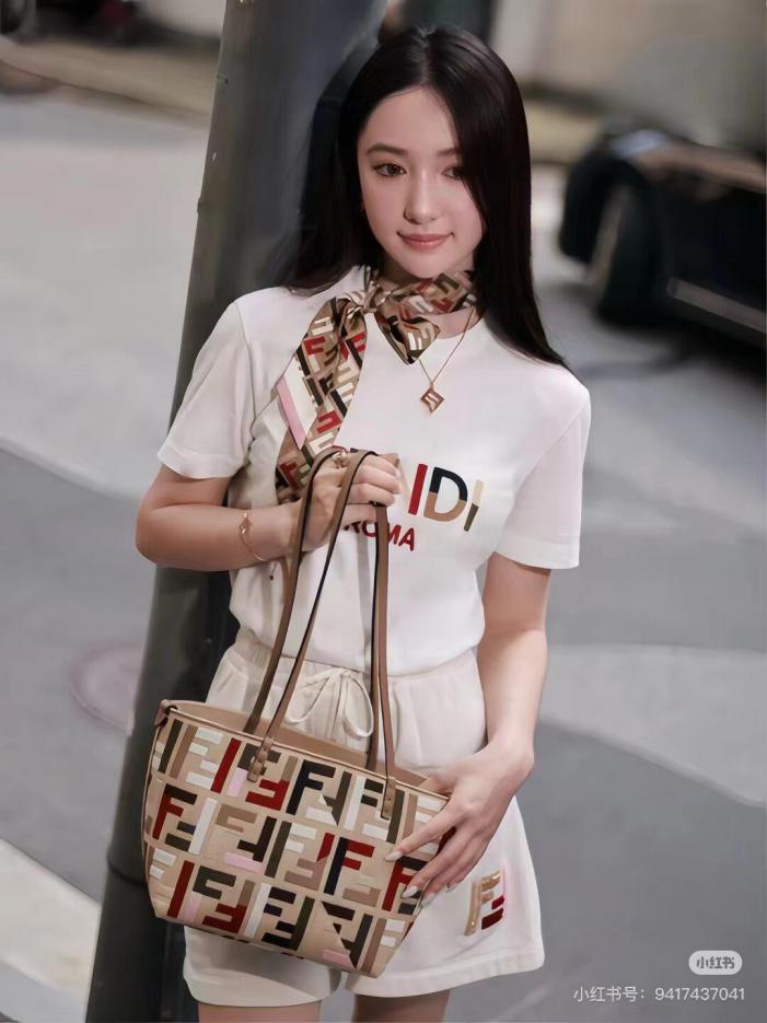 designer,replica,clothing,fake,1:1,lv,luxury,high quality Fendi embroidered lettering round neck short-sleeved T-shirt designer,replica,clothing,fake,1:1,lv,luxury,high quality Fendi embroidered lettering round neck short-sleeved T-shirt