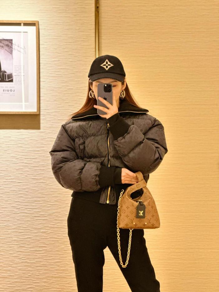 designer,replica,clothing,fake,1:1,lv,luxury,high quality L* Monogram jacquard short down jacket designer,replica,clothing,fake,1:1,lv,luxury,high quality L* Monogram jacquard short down jacket