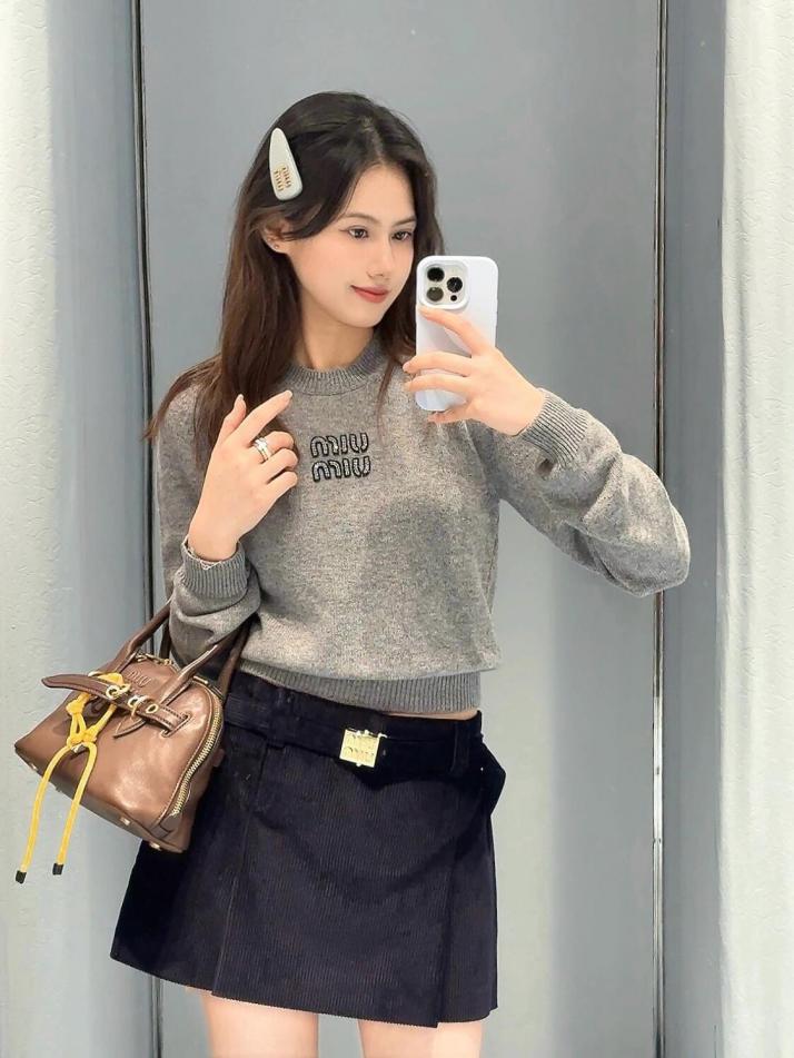 designer,replica,clothing,fake,1:1,lv,luxury,high quality Miu Miu rhinestone embellished short knitted sweater designer,replica,clothing,fake,1:1,lv,luxury,high quality Miu Miu rhinestone embellished short knitted sweater