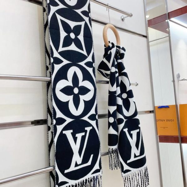 designer,replica,clothing,fake,1:1,lv,luxury,high quality Louis Vuitton scarf large letters