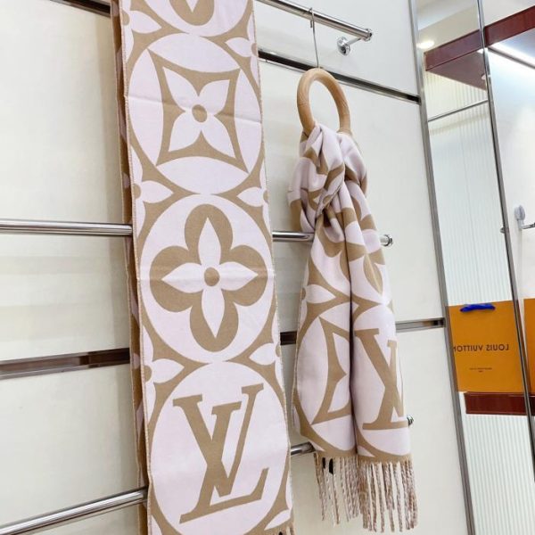 designer,replica,clothing,fake,1:1,lv,luxury,high quality Louis Vuitton scarf large letters