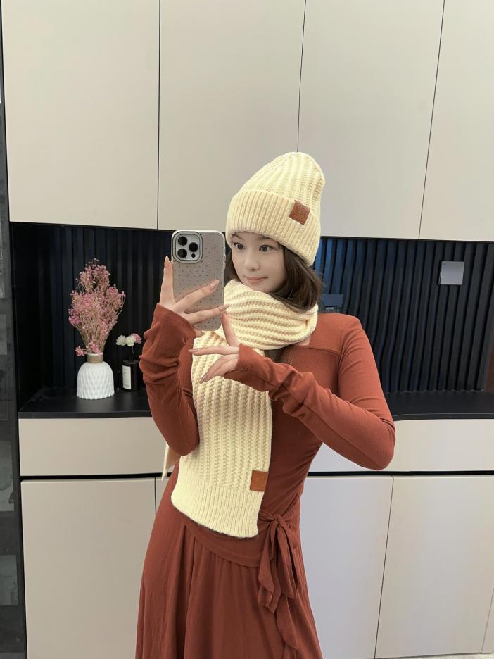 designer,replica,clothing,fake,1:1,lv,luxury,high quality Loewe new classic suit hat scarf designer,replica,clothing,fake,1:1,lv,luxury,high quality Loewe new classic suit hat scarf