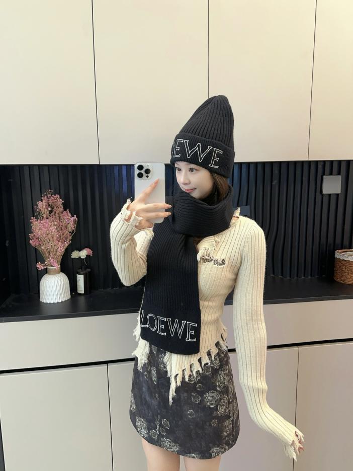 designer,replica,clothing,fake,1:1,lv,luxury,high quality Loewe new classic suit hat scarf designer,replica,clothing,fake,1:1,lv,luxury,high quality Loewe new classic suit hat scarf