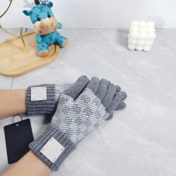 designer,replica,clothing,fake,1:1,lv,luxury,high quality Louis Vuitton’s exclusive first-ever thickened wool gloves are available for men and women