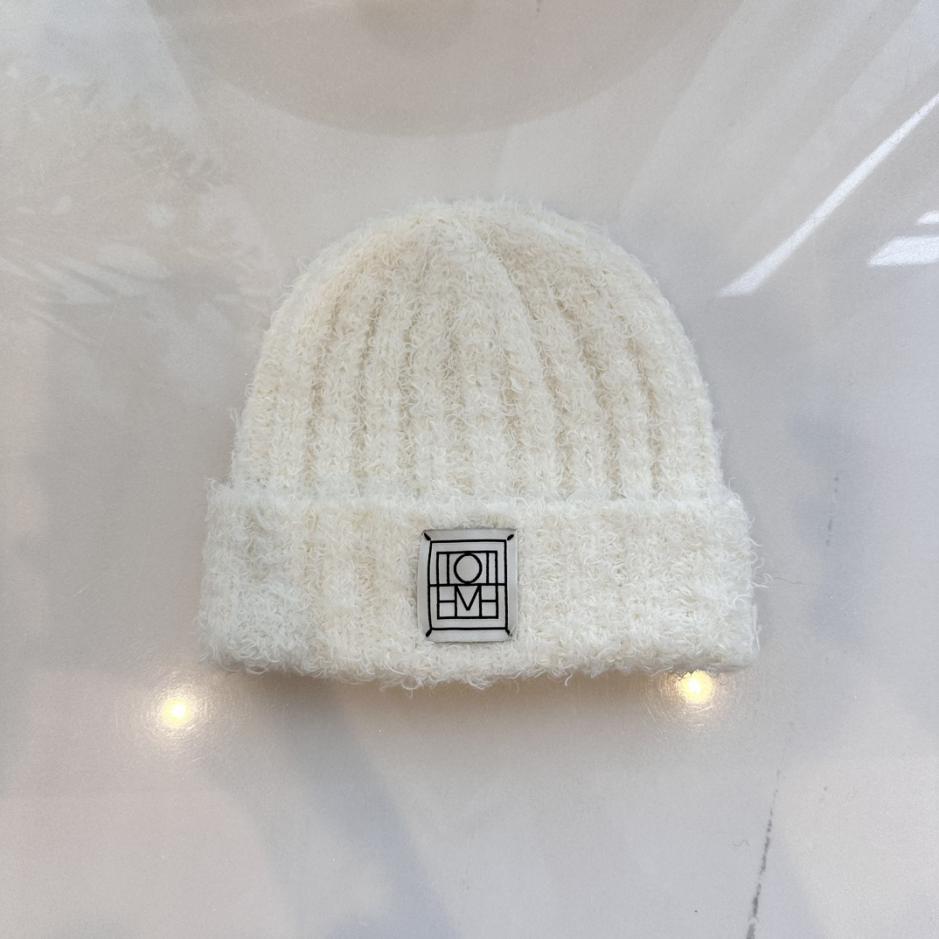 designer,replica,clothing,fake,1:1,lv,luxury,high quality TOTEME loose spun yarn Teddy roll knitted hat same style for men and women designer,replica,clothing,fake,1:1,lv,luxury,high quality TOTEME loose spun yarn Teddy roll knitted hat same style for men and women