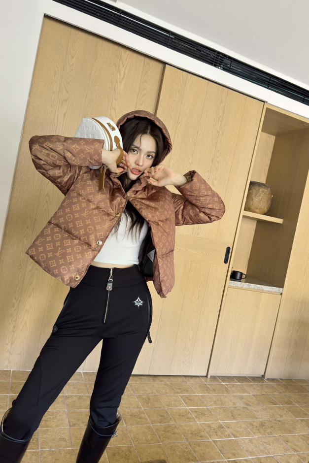 designer,replica,clothing,fake,1:1,lv,luxury,high quality LV presbyopic logo down jacket designer,replica,clothing,fake,1:1,lv,luxury,high quality LV presbyopic logo down jacket