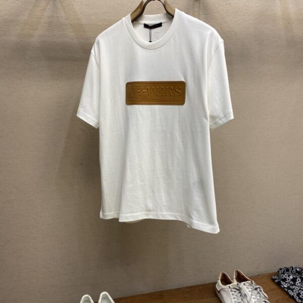 designer,replica,clothing,fake,1:1,lv,luxury,high quality LV 2025FW early spring pure cotton three-dimensional letter leather stamp half-sleeved T-shirt (5416)