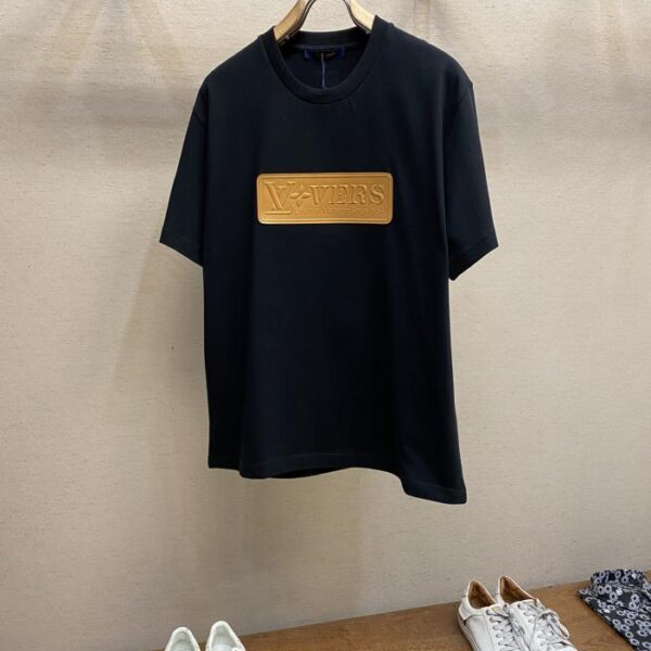 designer,replica,clothing,fake,1:1,lv,luxury,high quality LV 2025FW early spring pure cotton three-dimensional letter leather stamp half-sleeved T-shirt (676D)