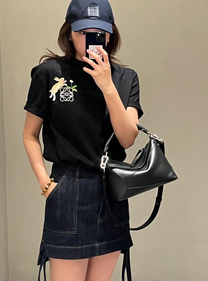 designer,replica,clothing,fake,1:1,lv,luxury,high quality Loewe spring and summer new product joint series rabbit logo embroidered short-sleeved T-shirt (D850) designer,replica,clothing,fake,1:1,lv,luxury,high quality Loewe spring and summer new product joint series rabbit logo embroidered short-sleeved T-shirt (D850)