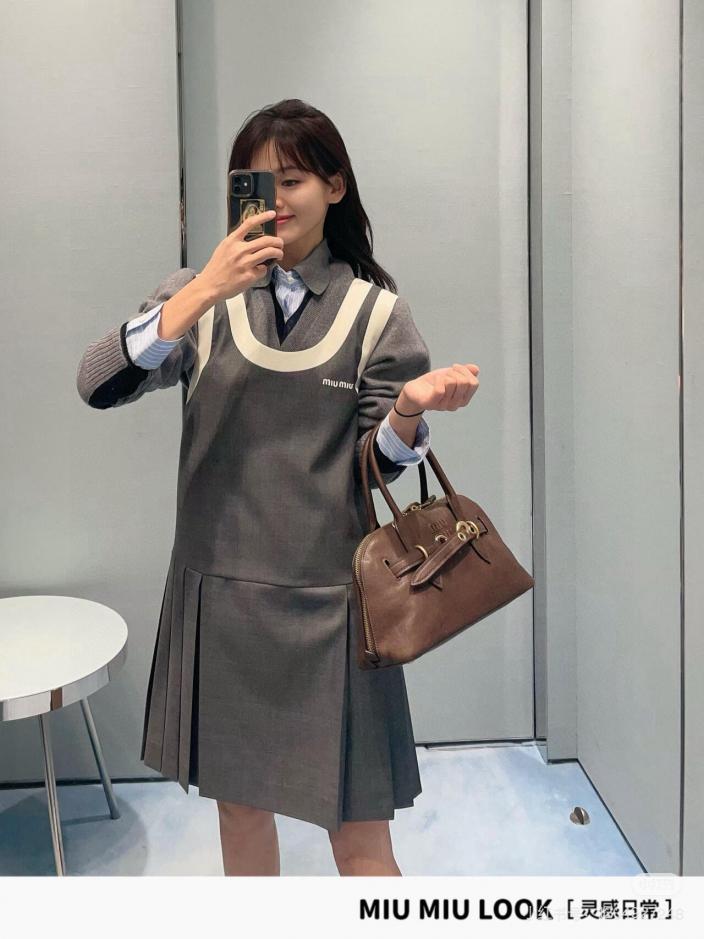 designer,replica,clothing,fake,1:1,lv,luxury,high quality Miu Miu early spring new contrast color patchwork embroidered letter vest dress (12D8) designer,replica,clothing,fake,1:1,lv,luxury,high quality Miu Miu early spring new contrast color patchwork embroidered letter vest dress (12D8)