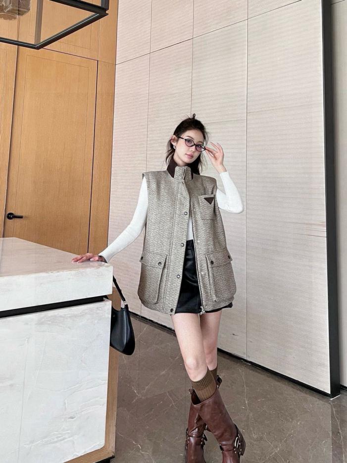 designer,replica,clothing,fake,1:1,lv,luxury,high quality Prada new autumn and winter fashionable old money style stand-up collar herringbone outline double pocket vest jacket (E28D) designer,replica,clothing,fake,1:1,lv,luxury,high quality Prada new autumn and winter fashionable old money style stand-up collar herringbone outline double pocket vest jacket (E28D)