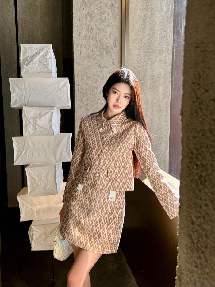 designer,replica,clothing,fake,1:1,lv,luxury,high quality Valentino new lapel jacket + skirt suit (554B) designer,replica,clothing,fake,1:1,lv,luxury,high quality Valentino new lapel jacket + skirt suit (554B)