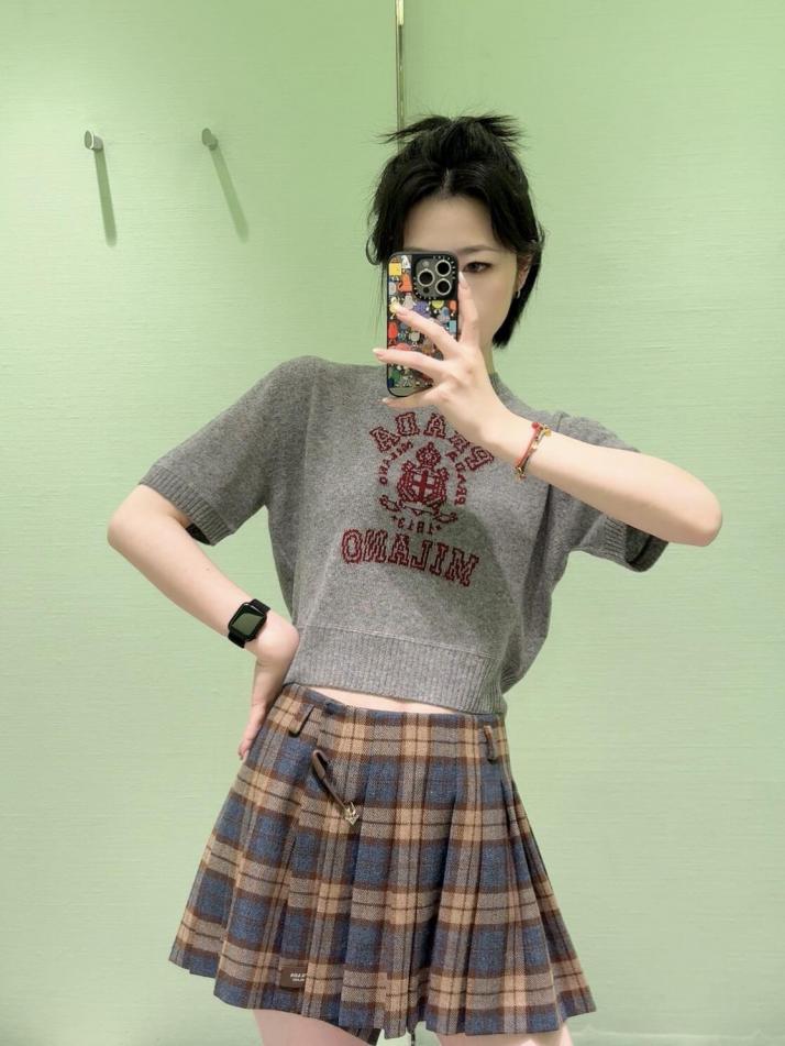designer,replica,clothing,fake,1:1,lv,luxury,high quality Prada light gray crown letter knitted short sleeves (0570) designer,replica,clothing,fake,1:1,lv,luxury,high quality Prada light gray crown letter knitted short sleeves (0570)
