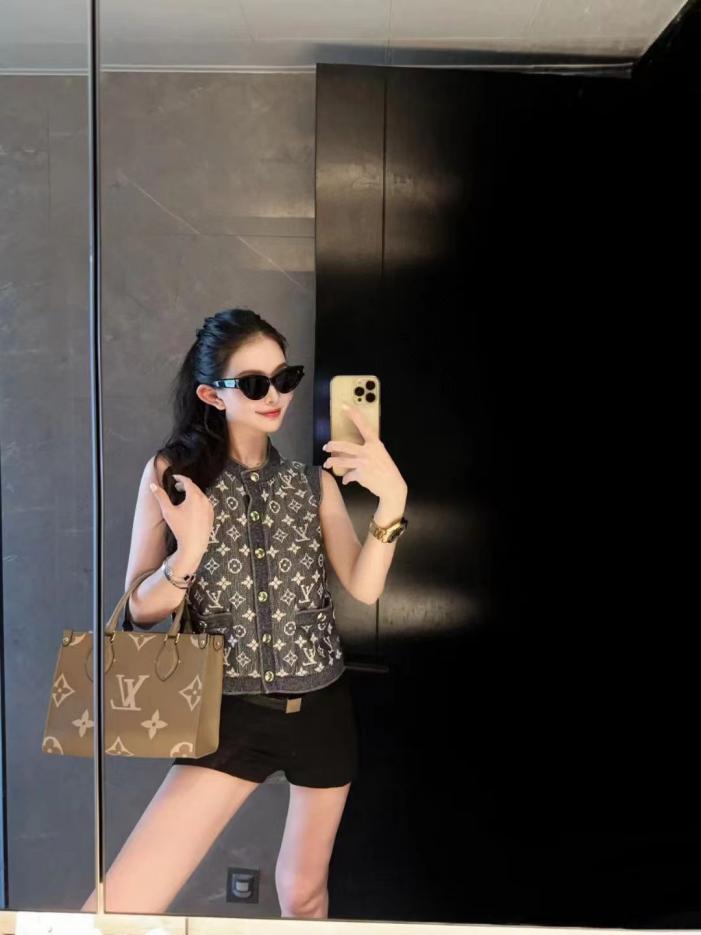 designer,replica,clothing,fake,1:1,lv,luxury,high quality Louis Vuitton spring and summer latest series chain logo knitted vest designer,replica,clothing,fake,1:1,lv,luxury,high quality Louis Vuitton spring and summer latest series chain logo knitted vest
