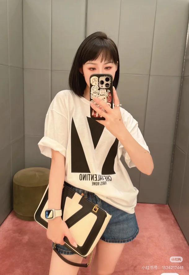 designer,replica,clothing,fake,1:1,lv,luxury,high quality Valentino early spring new contrast color big V pattern printed short-sleeved T-shirt designer,replica,clothing,fake,1:1,lv,luxury,high quality Valentino early spring new contrast color big V pattern printed short-sleeved T-shirt