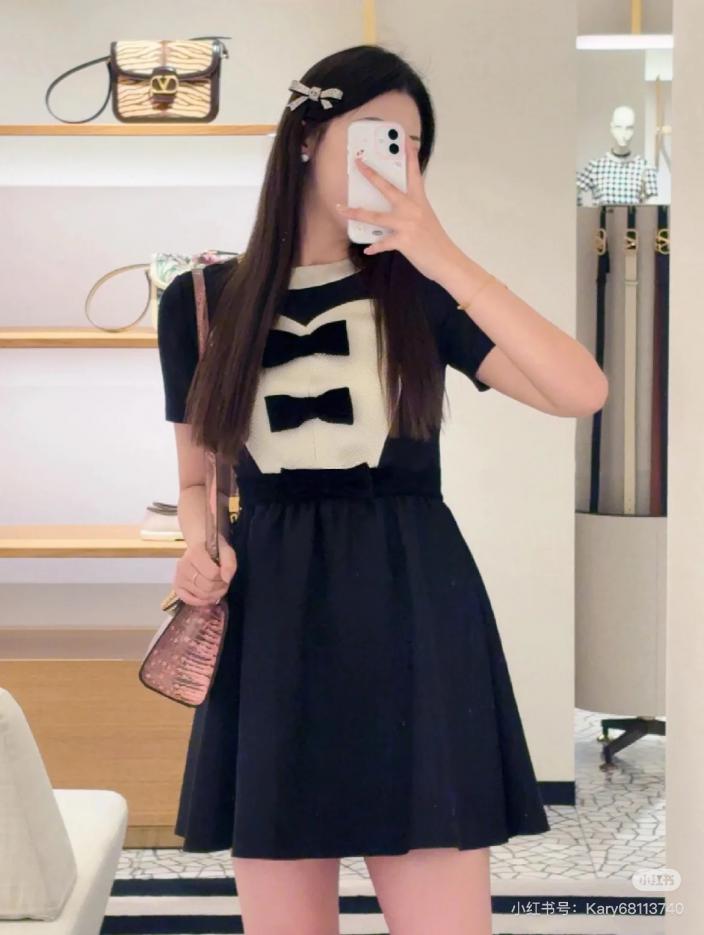 designer,replica,clothing,fake,1:1,lv,luxury,high quality Early spring and summer series Valentino’s new contrasting color love design short-sleeved round neck dress designer,replica,clothing,fake,1:1,lv,luxury,high quality Early spring and summer series Valentino’s new contrasting color love design short-sleeved round neck dress