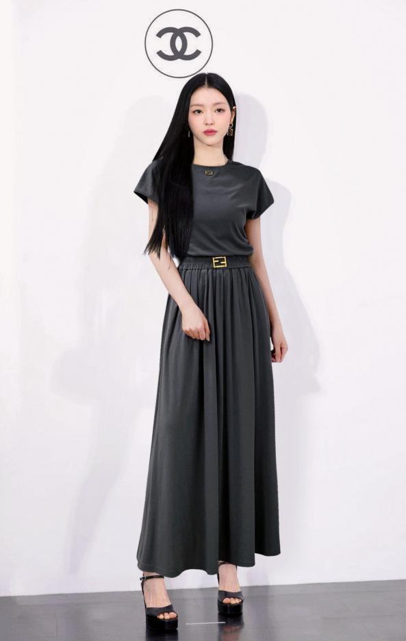 designer,replica,clothing,fake,1:1,lv,luxury,high quality Fendi exquisite round neck waisted on both sides, irregular hem design top➕skirt suit designer,replica,clothing,fake,1:1,lv,luxury,high quality Fendi exquisite round neck waisted on both sides, irregular hem design top➕skirt suit