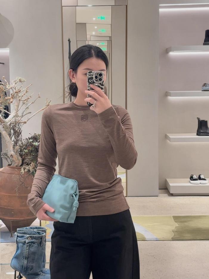 designer,replica,clothing,fake,1:1,lv,luxury,high quality LOEWE’s new classic chest embroidered long-sleeved T-shirt designer,replica,clothing,fake,1:1,lv,luxury,high quality LOEWE’s new classic chest embroidered long-sleeved T-shirt