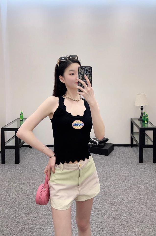 designer,replica,clothing,fake,1:1,lv,luxury,high quality Chanel’s latest spring and summer collection embroidered logo knitted vest designer,replica,clothing,fake,1:1,lv,luxury,high quality Chanel’s latest spring and summer collection embroidered logo knitted vest