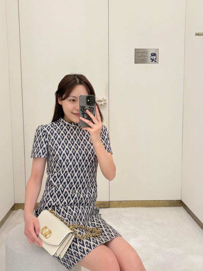 designer,replica,clothing,fake,1:1,lv,luxury,high quality Valentino spring and summer new classic V-shaped jacquard short-sleeved dress (304B) designer,replica,clothing,fake,1:1,lv,luxury,high quality Valentino spring and summer new classic V-shaped jacquard short-sleeved dress (304B)