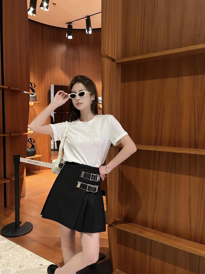 designer,replica,clothing,fake,1:1,lv,luxury,high quality Prada new cowhide buttoned pleated short skirt (8786) designer,replica,clothing,fake,1:1,lv,luxury,high quality Prada new cowhide buttoned pleated short skirt (8786)