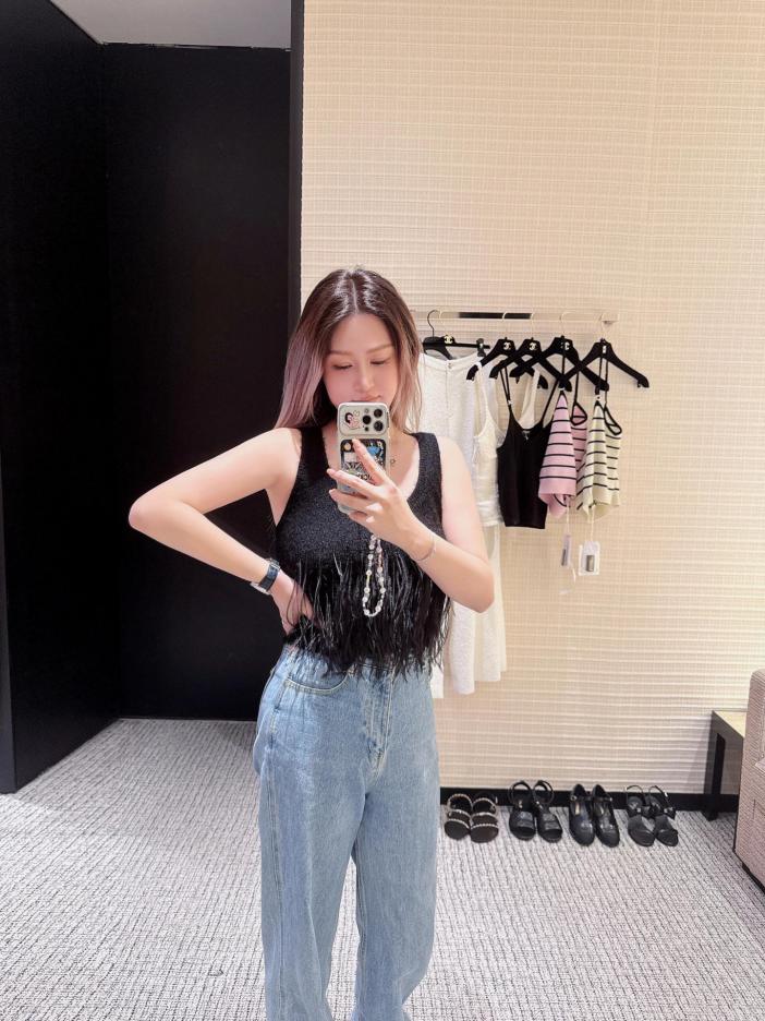designer,replica,clothing,fake,1:1,lv,luxury,high quality Chanel early spring new rhinestone white feather stitching knitted vest (64FA) designer,replica,clothing,fake,1:1,lv,luxury,high quality Chanel early spring new rhinestone white feather stitching knitted vest (64FA)