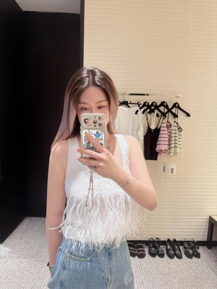 designer,replica,clothing,fake,1:1,lv,luxury,high quality Chanel early spring new rhinestone white feather stitching knitted vest (A887) designer,replica,clothing,fake,1:1,lv,luxury,high quality Chanel early spring new rhinestone white feather stitching knitted vest (A887)