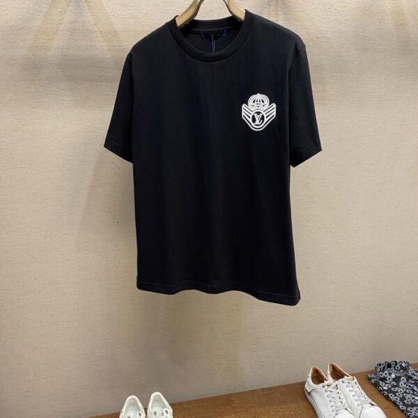designer,replica,clothing,fake,1:1,lv,luxury,high quality Louis Vuitton three-dimensional badge embroidered cotton short-sleeved T-shirt (011C)