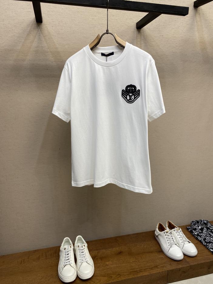 designer,replica,clothing,fake,1:1,lv,luxury,high quality Louis Vuitton three-dimensional badge embroidered cotton short-sleeved T-shirt (45F0) designer,replica,clothing,fake,1:1,lv,luxury,high quality Louis Vuitton three-dimensional badge embroidered cotton short-sleeved T-shirt (45F0)