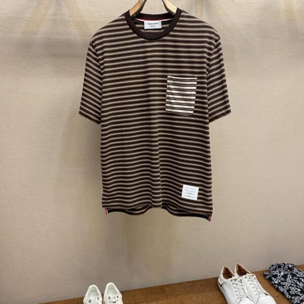designer,replica,clothing,fake,1:1,lv,luxury,high quality THOM BROWNE Spring and Summer New Style Yarn-dyed Stripes Contrast Color Patch Pockets Brown Element Striped Round Neck Short-Sleeved T-Shirt (A301)