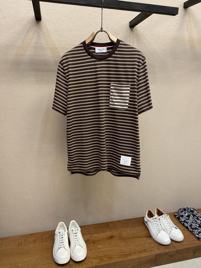 designer,replica,clothing,fake,1:1,lv,luxury,high quality THOM BROWNE Spring and Summer New Style Yarn-dyed Stripes Contrast Color Patch Pockets Brown Element Striped Round Neck Short-Sleeved T-Shirt (A301) designer,replica,clothing,fake,1:1,lv,luxury,high quality THOM BROWNE Spring and Summer New Style Yarn-dyed Stripes Contrast Color Patch Pockets Brown Element Striped Round Neck Short-Sleeved T-Shirt (A301)