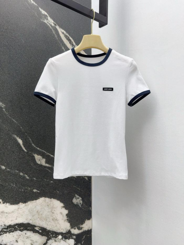 designer,replica,clothing,fake,1:1,lv,luxury,high quality Miu Miu early spring new arrival logo logo on the chest contrast collar short-sleeved T-shirt (230B) designer,replica,clothing,fake,1:1,lv,luxury,high quality Miu Miu early spring new arrival logo logo on the chest contrast collar short-sleeved T-shirt (230B)