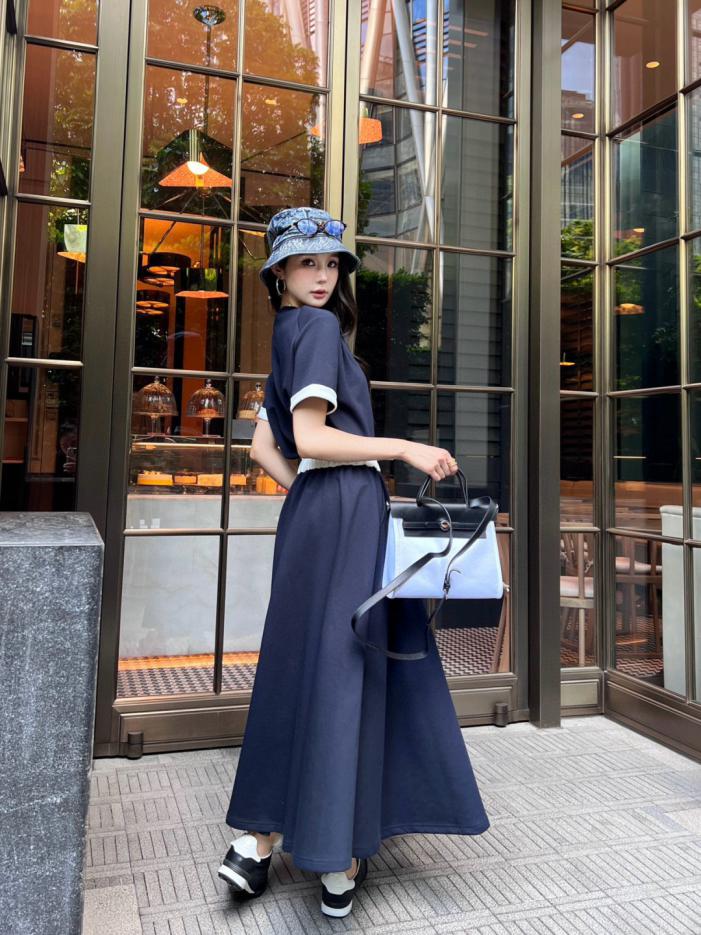 designer,replica,clothing,fake,1:1,lv,luxury,high quality Prada’s new spring and summer college-style contrasting casual suit, classic triangular logo twisted short-sleeved top paired with a slit skirt (9329) designer,replica,clothing,fake,1:1,lv,luxury,high quality Prada’s new spring and summer college-style contrasting casual suit, classic triangular logo twisted short-sleeved top paired with a slit skirt (9329)