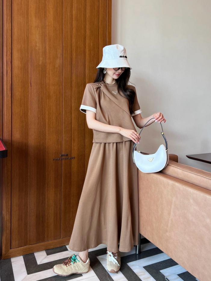 designer,replica,clothing,fake,1:1,lv,luxury,high quality Prada’s new spring and summer college-style contrasting casual suit, classic triangle logo twisted short-sleeved top with slit skirt (A8AF) designer,replica,clothing,fake,1:1,lv,luxury,high quality Prada’s new spring and summer college-style contrasting casual suit, classic triangle logo twisted short-sleeved top with slit skirt (A8AF)