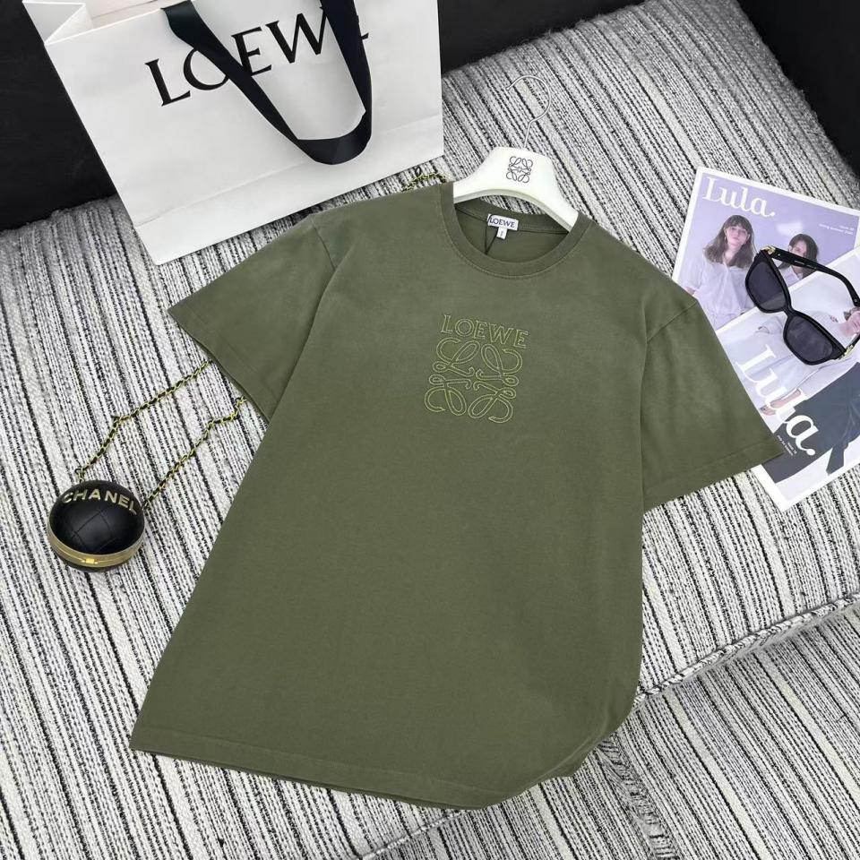 designer,replica,clothing,fake,1:1,lv,luxury,high quality Early spring and summer series LOEWE new logo embroidered short-sleeved round neck T-shirt (B1BC) designer,replica,clothing,fake,1:1,lv,luxury,high quality Early spring and summer series LOEWE new logo embroidered short-sleeved round neck T-shirt (B1BC)