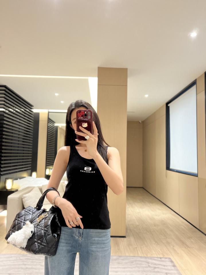 designer,replica,clothing,fake,1:1,lv,luxury,high quality Balenciaga’s new summer style, a must-have item for daily wear, vest with hot stamped logo on the chest (D06F) designer,replica,clothing,fake,1:1,lv,luxury,high quality Balenciaga’s new summer style, a must-have item for daily wear, vest with hot stamped logo on the chest (D06F)